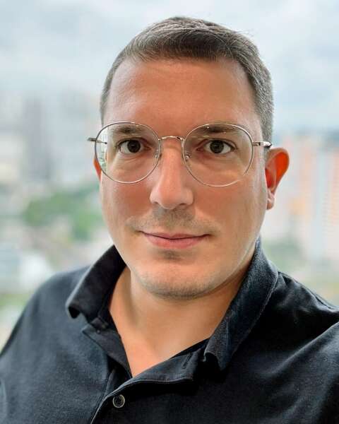  Yacine Mekesser